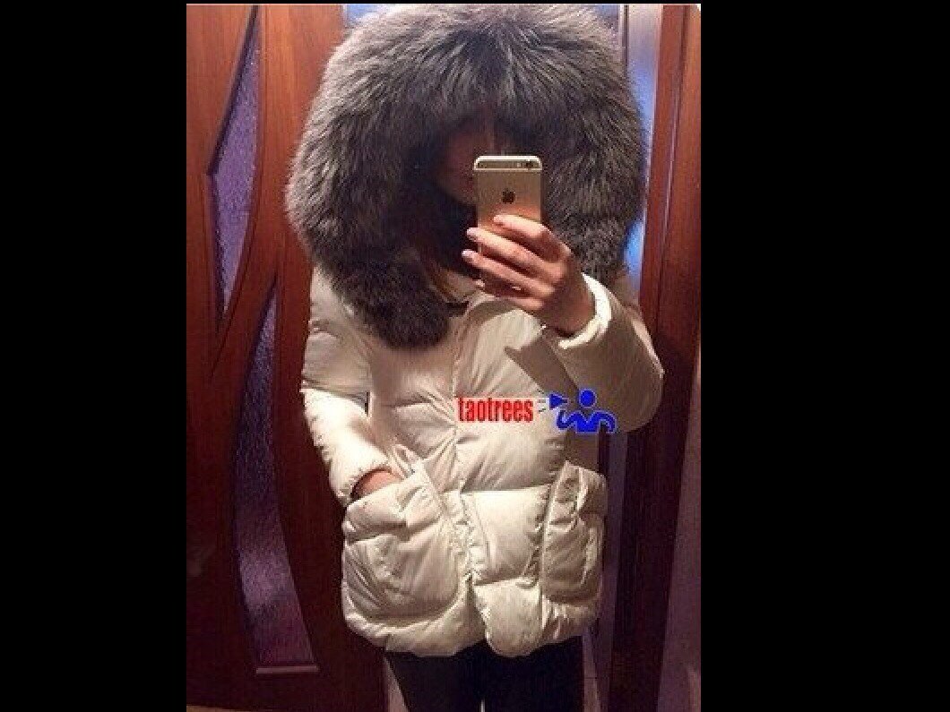 Девушка в пуховике с мехом
