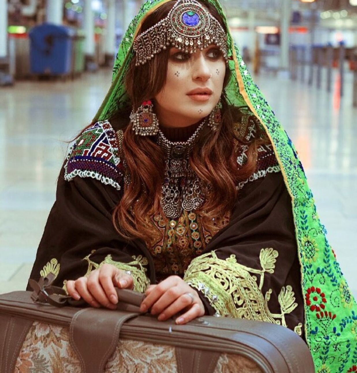 Афганская одежда. Афганский национальный костюм. Пакистанская женская Национальная одежда. Национальная одежда Афганистана женская. Афганский национальный костюм женский.