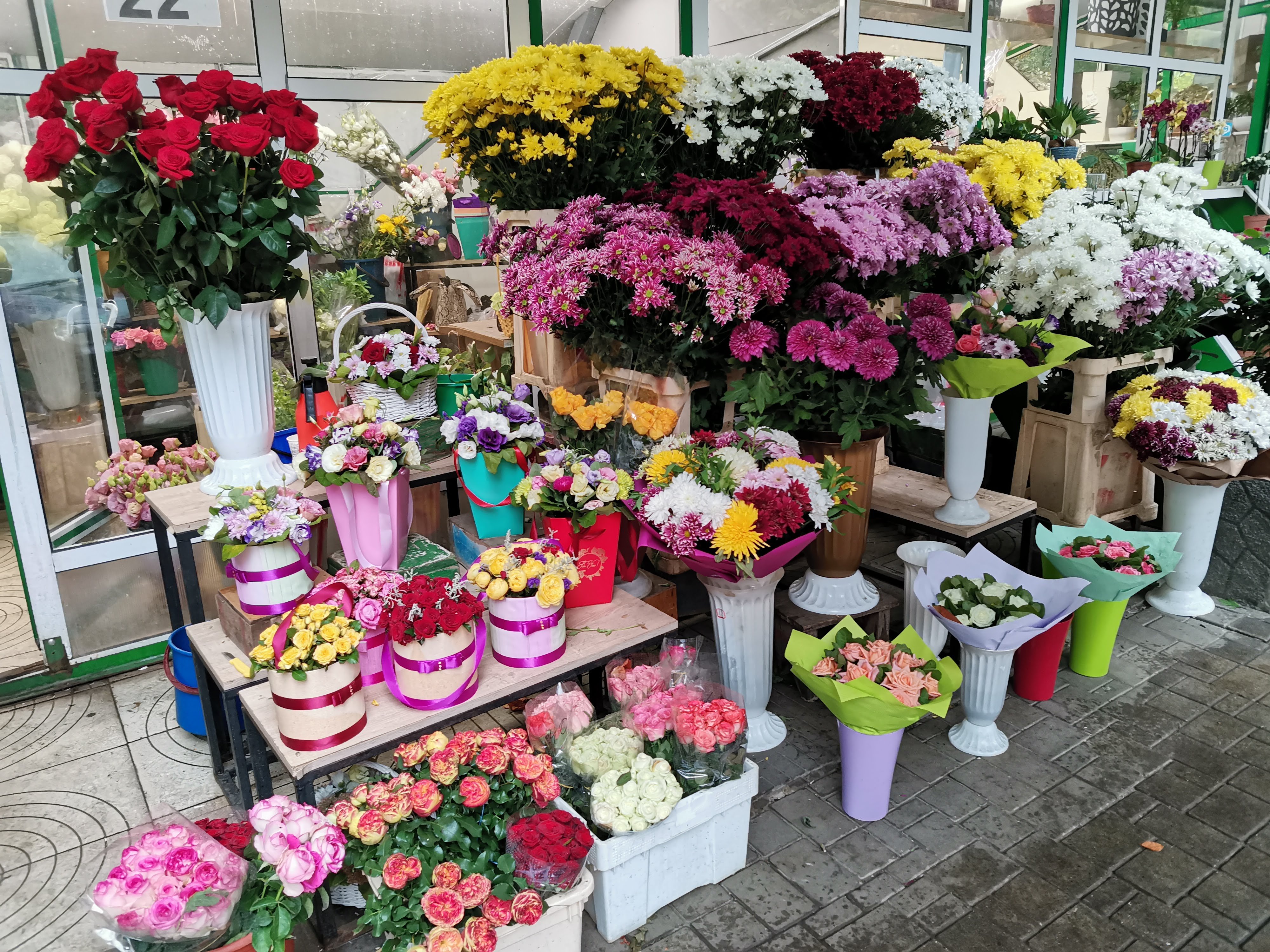 Новый цветочный рынок. Цветочный базар в Бангкоке. Цветочный рынок пак Клонг Талат. Цветы в магазине. Цветы в цветочном магазине.