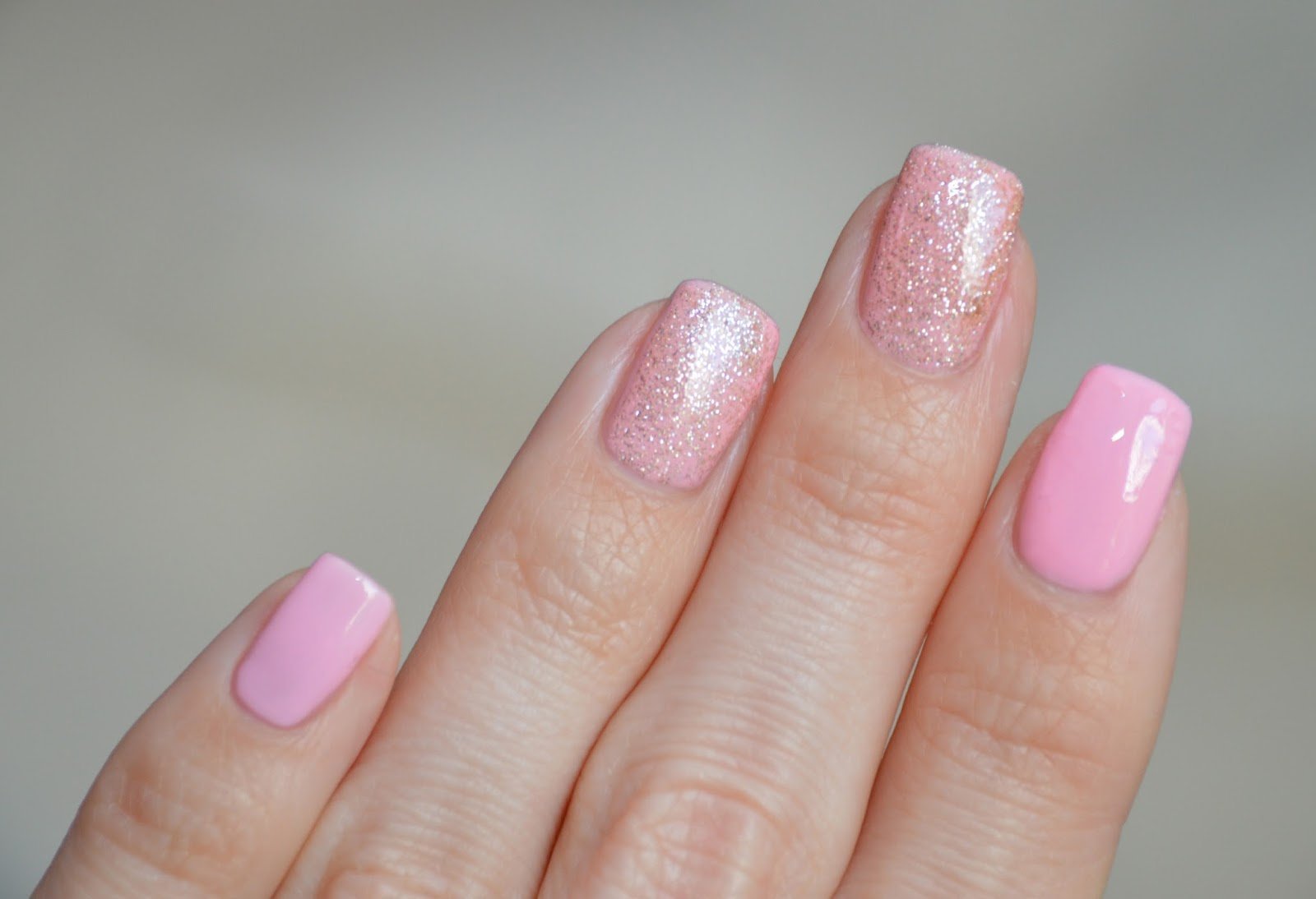 Прозрачно розовые ногти. Нежно розовый лак с шиммером. Ногти розовые с блестками. Бледно-розовый маникюр с блестками. Ногти светло розовые.
