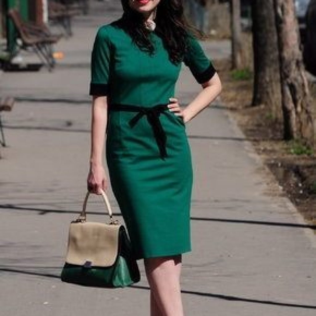 Зелёное платье с красными туфлями