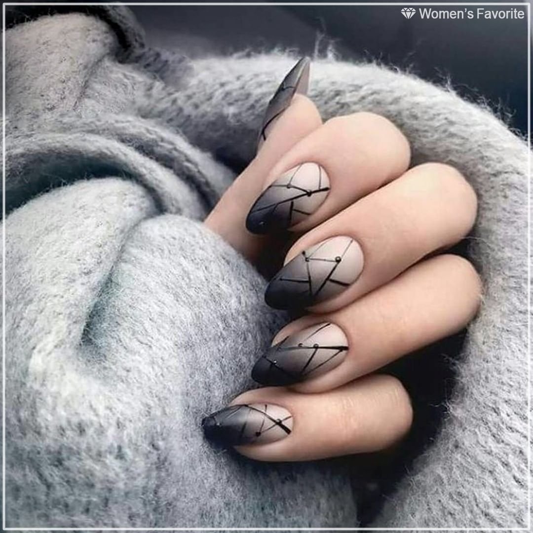 Маникюр матовый беж с геометрией
