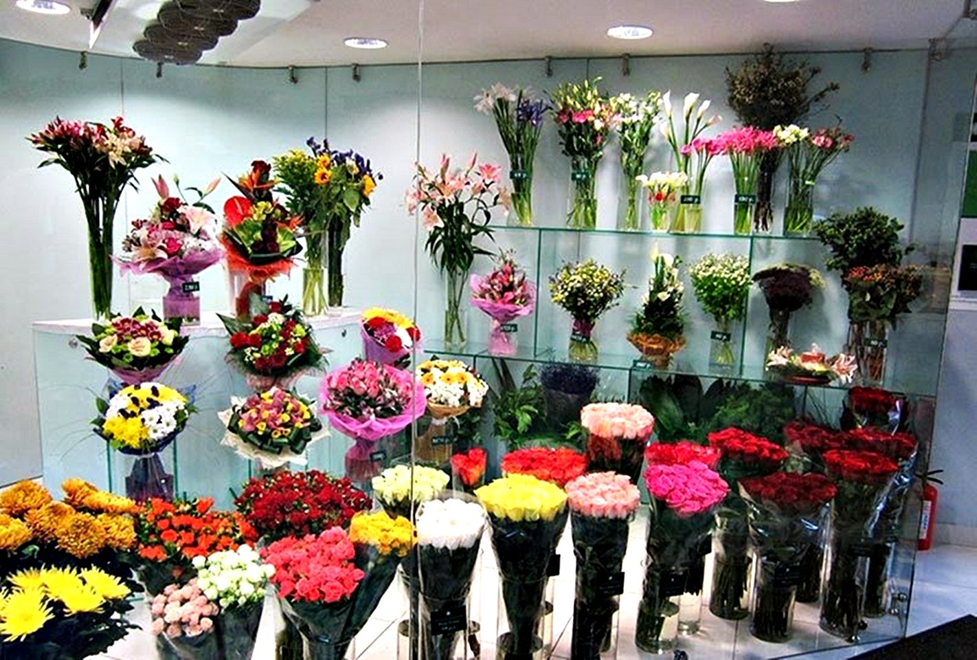 букет в цветочном магазине фото