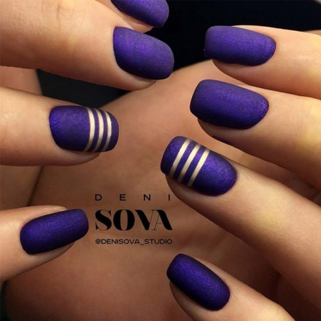 Фиолетовые ногти с полосками