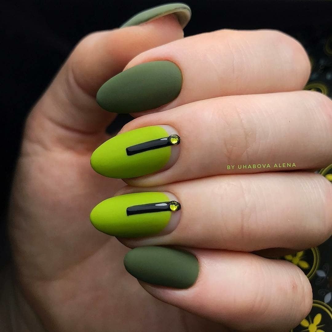 Маникюр матовый миндаль зеленый