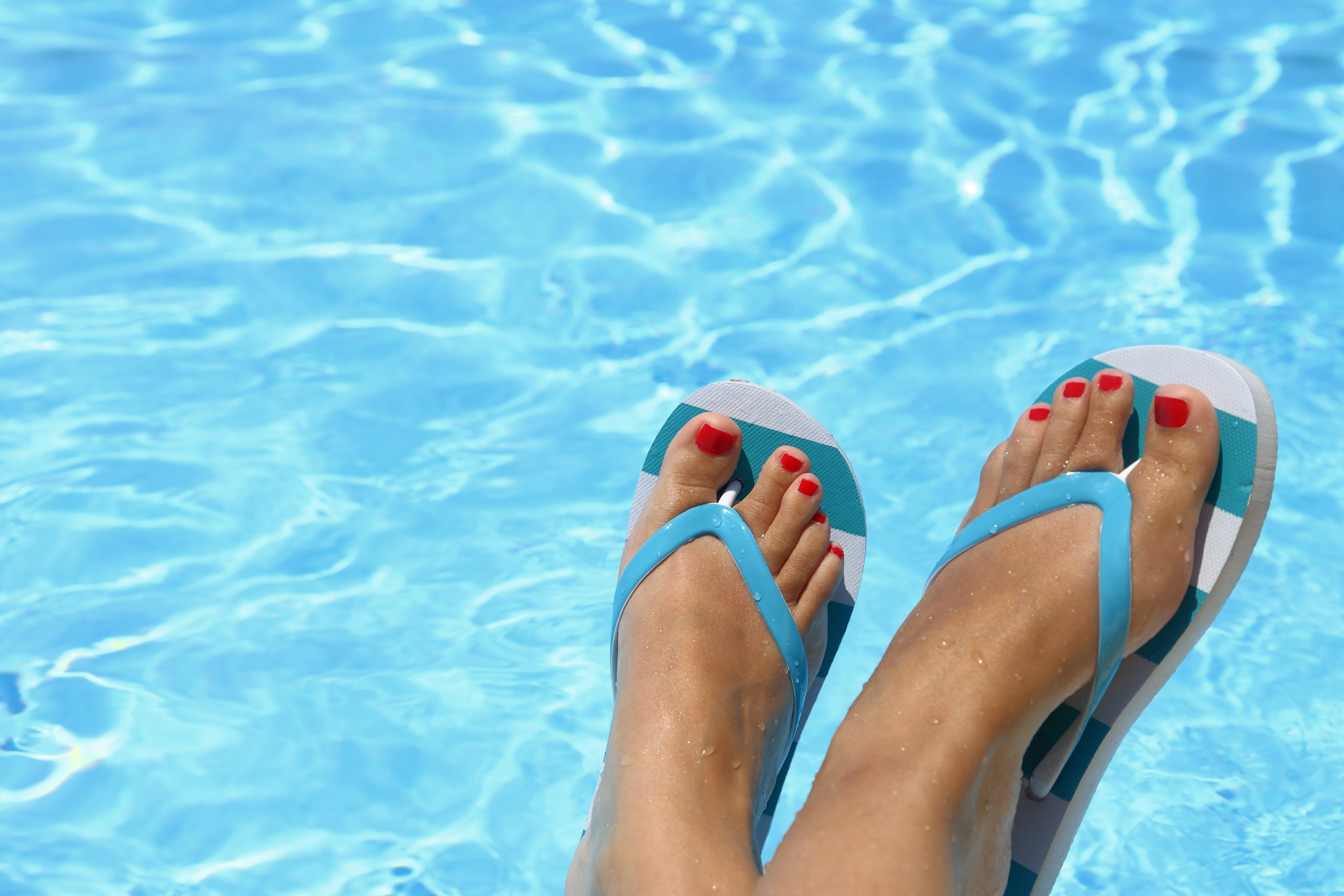 Пальчики ног женщины. Педикюр на море. Девушка с педикюром. Ножки в бассейне. Ступни в бассейне.
