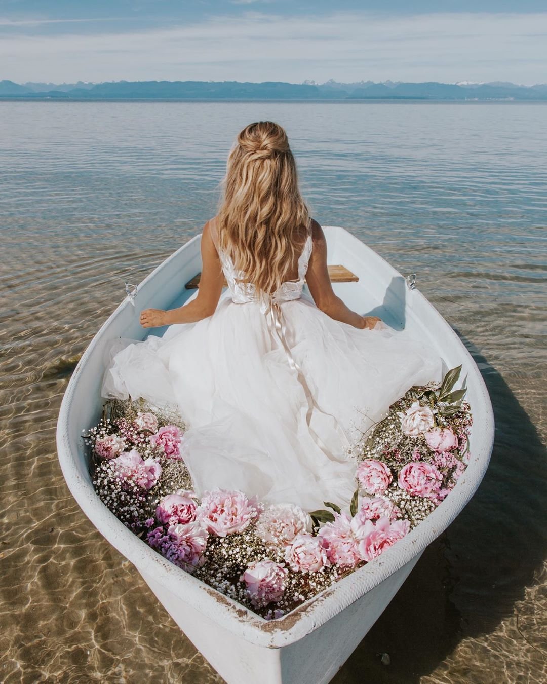 Свадебная фотосессия в лодке с цветами