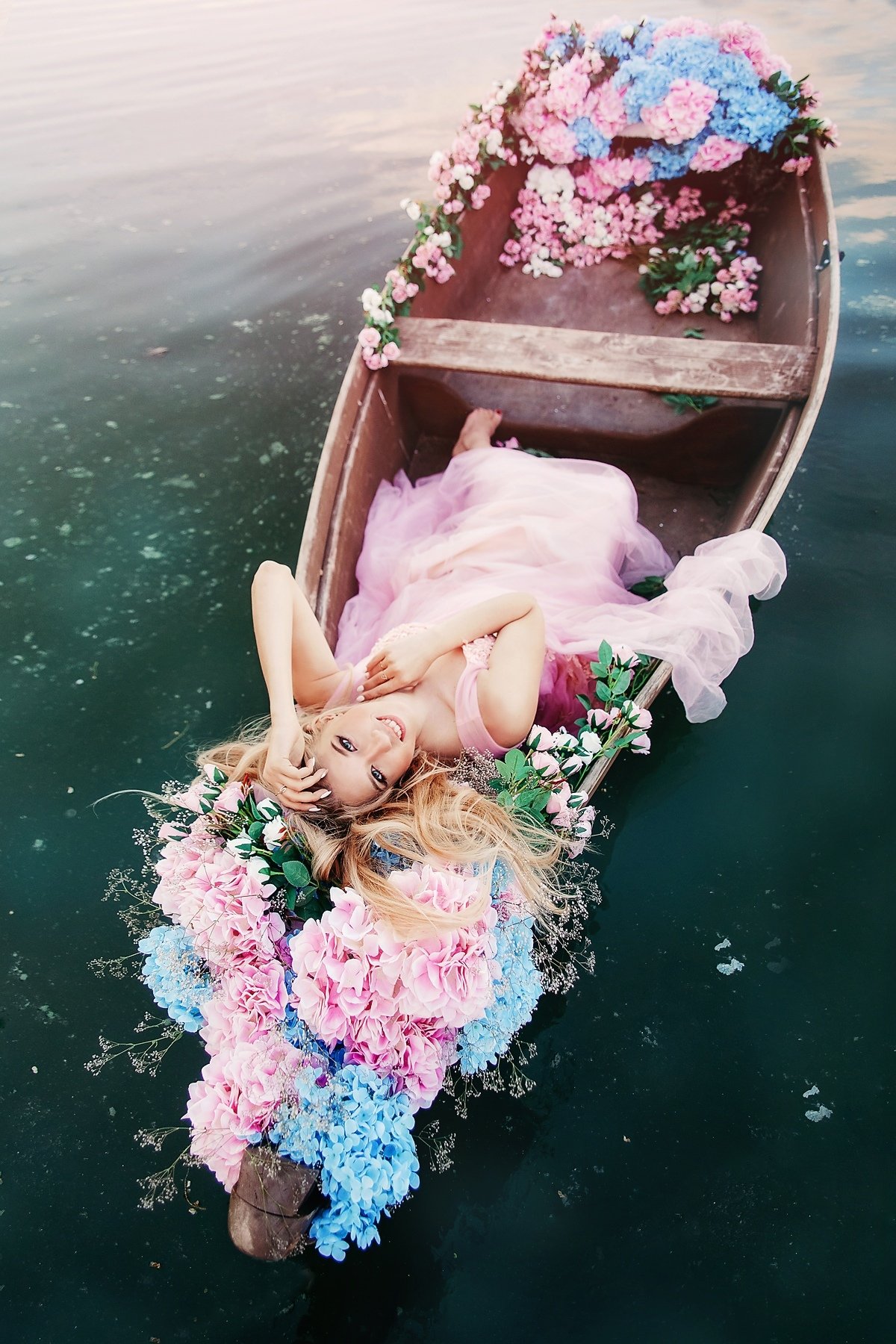 Фотосессия в лодке с цветами фото