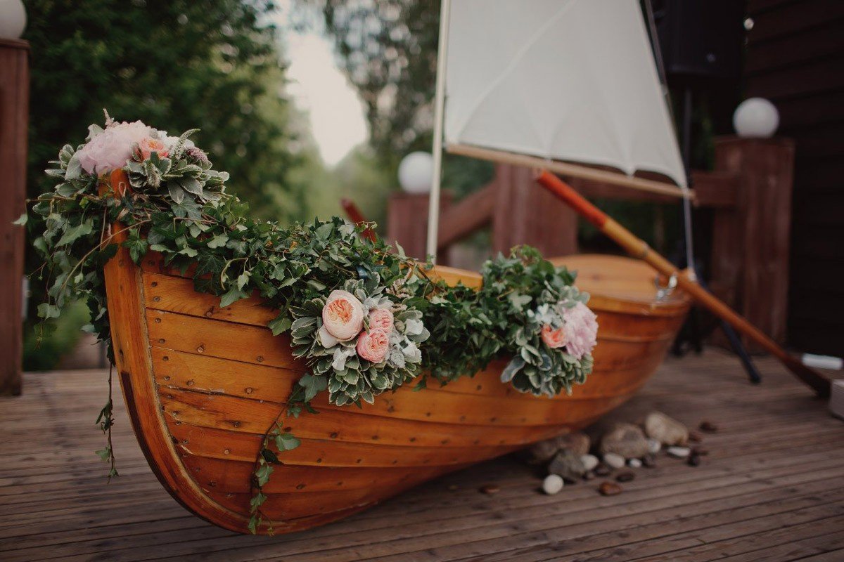 Паруса весел лодочки растения. Лодка с цветами. Украшение лодки цветами. Украшенная лодка. Фотозона с лодкой.