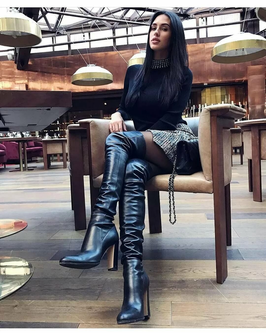 Тамара Турава в кожаных штанах