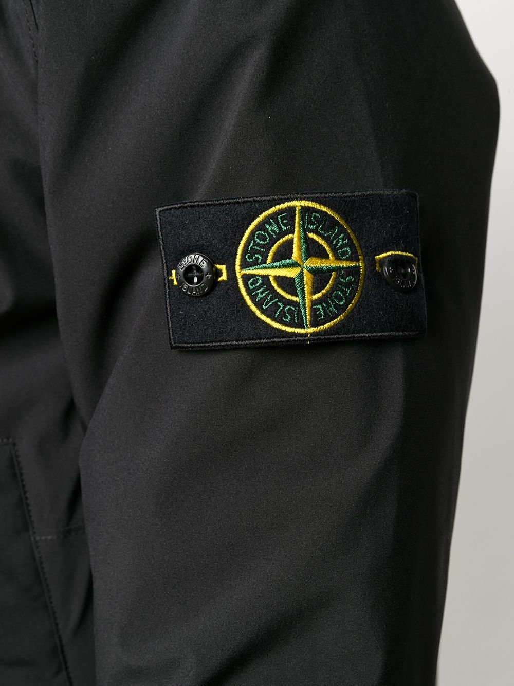 Цена стоника оригинал. Stone Island куртка оригинал. Стон Айленд лого. Куртка стонацланд логотип черный. Stone Island лого.