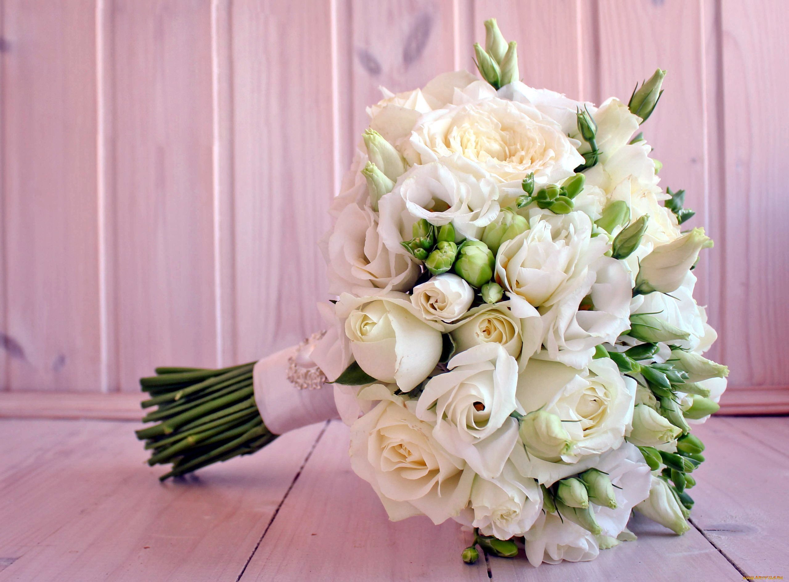 Букет из эустомы и роз. Эустома свадебный букет. Букет невесты розы и эустома. Букет невесты лизиантус эустома.