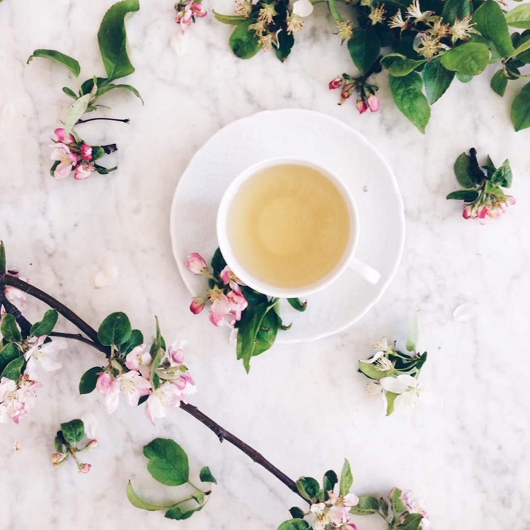 Чашка чая и цветы