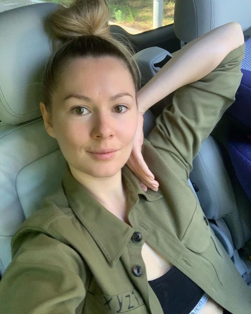 Мария Кожевникова в зеленом платье