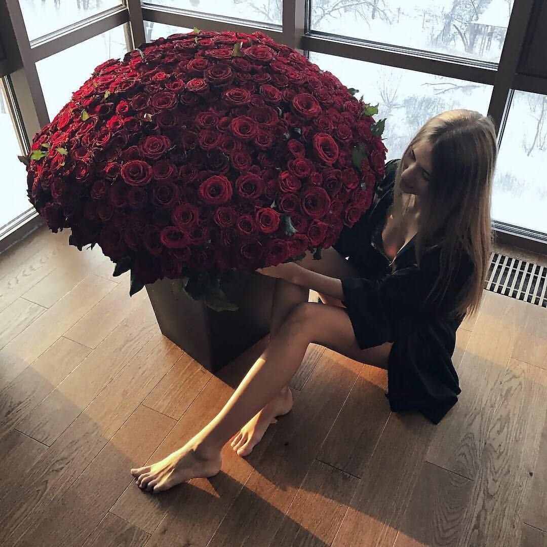Девушка с розами без лица
