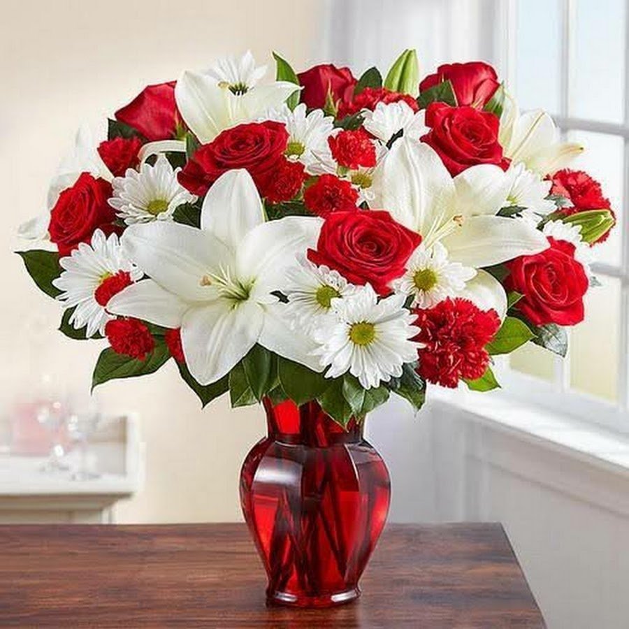 Цветок с бело красными цветами