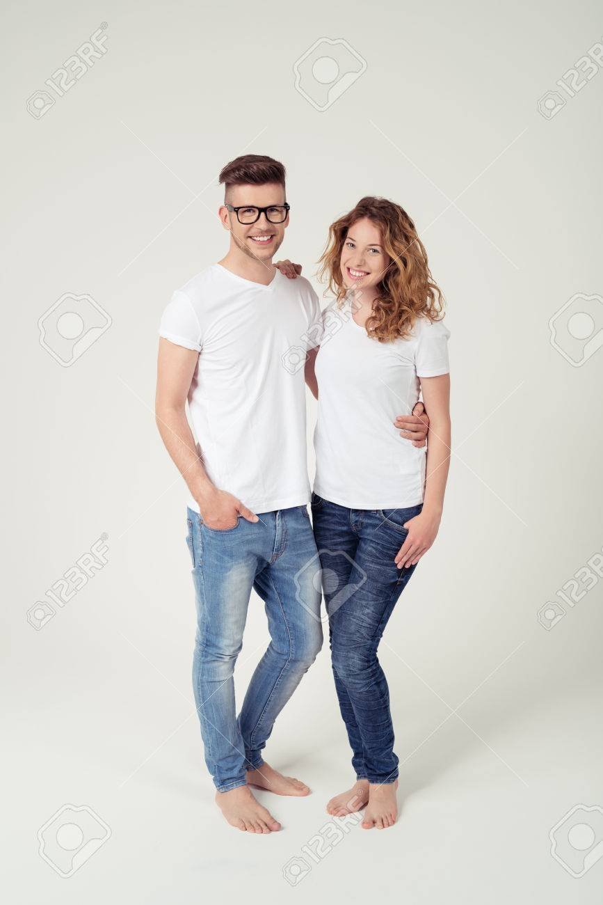 Сессия пары в белых рубашках и джинсах