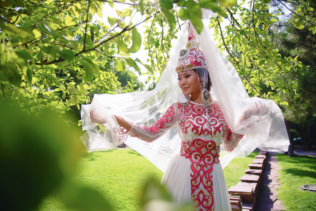 Казахская свадьба на казахском языке. Казахская традиция кыз узату. Казахская свадьба кыз узату. Красивые казахские невесты. Казахский свадебный наряд.
