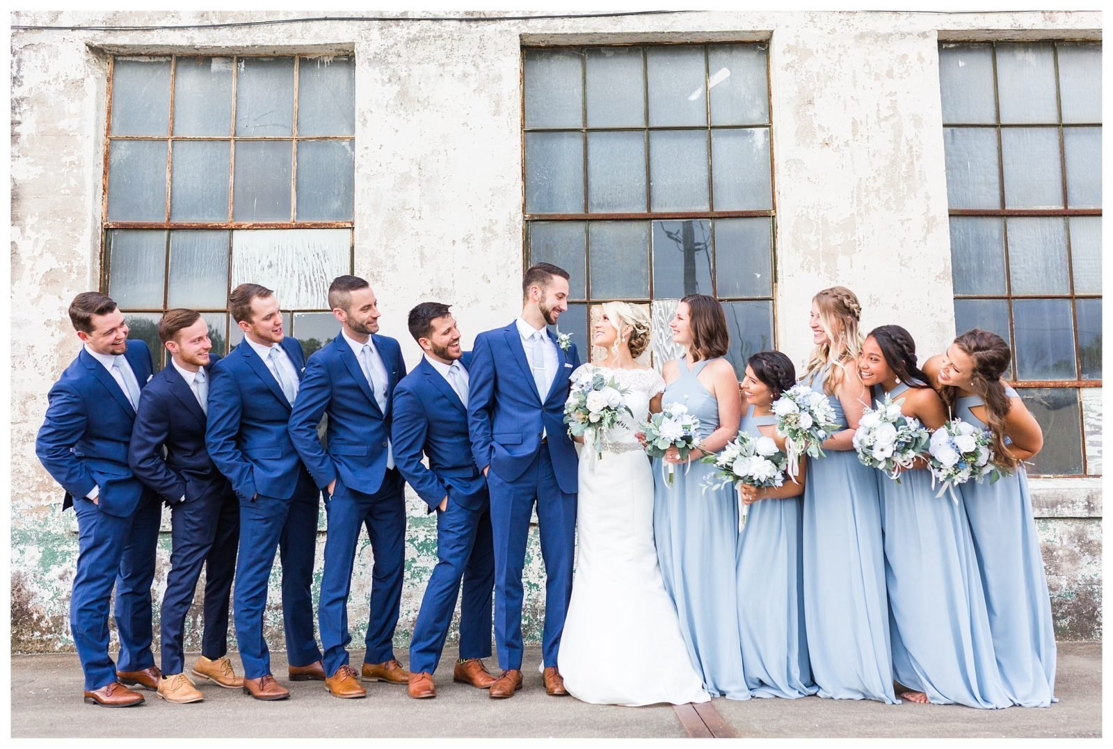 Цвет свадьбы фото. Свадьба в синих тонах. Свадьба в сине голубых тонах. Свадьба в синих оттенках. Свадьба в синем цвете гости.