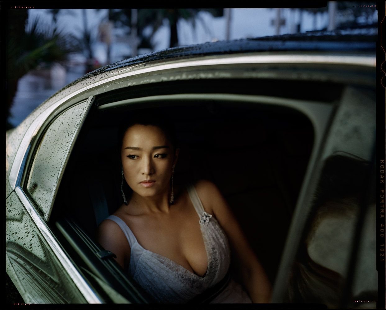 Поняла ли фото. Gong li в купальнике. Gong li грудь. Гун ли горячие. Гун ли фотосессии.