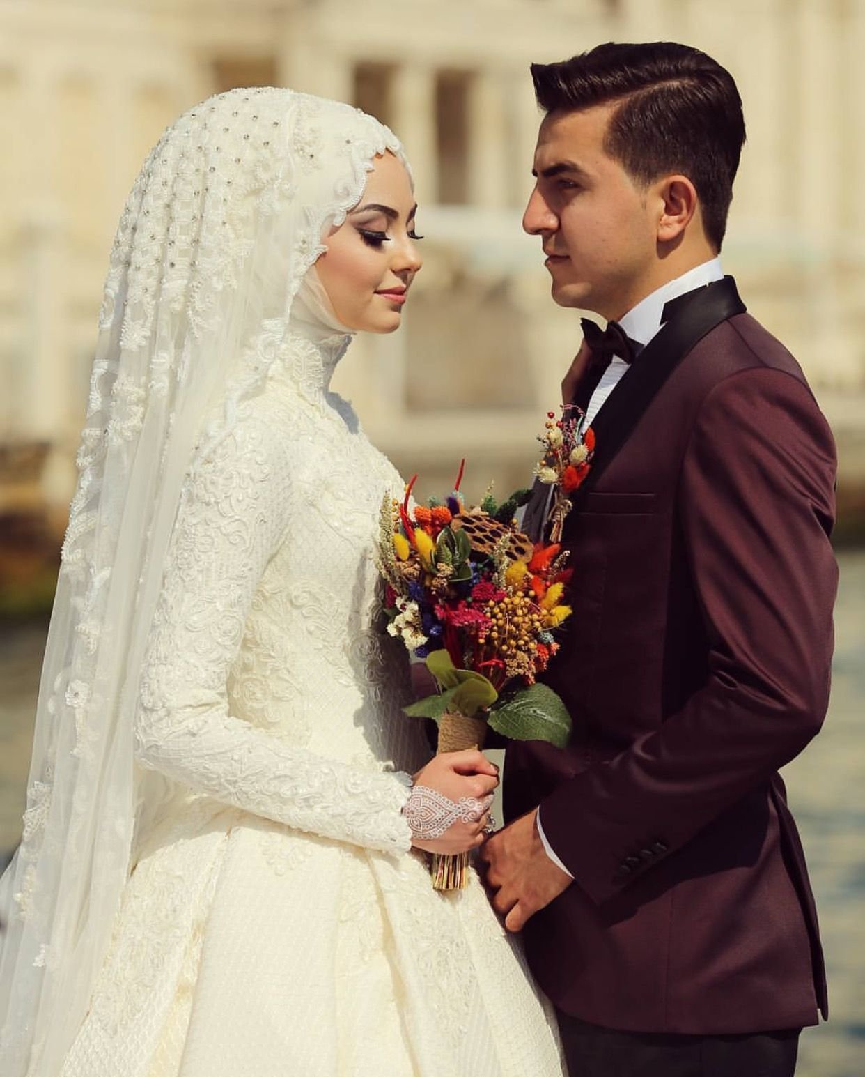 Мусульманская невеста. Свадебные платья для мусульманок. Невеста в хиджабе. Жених и невеста в хиджабе. Хиджаб на свадьбу.