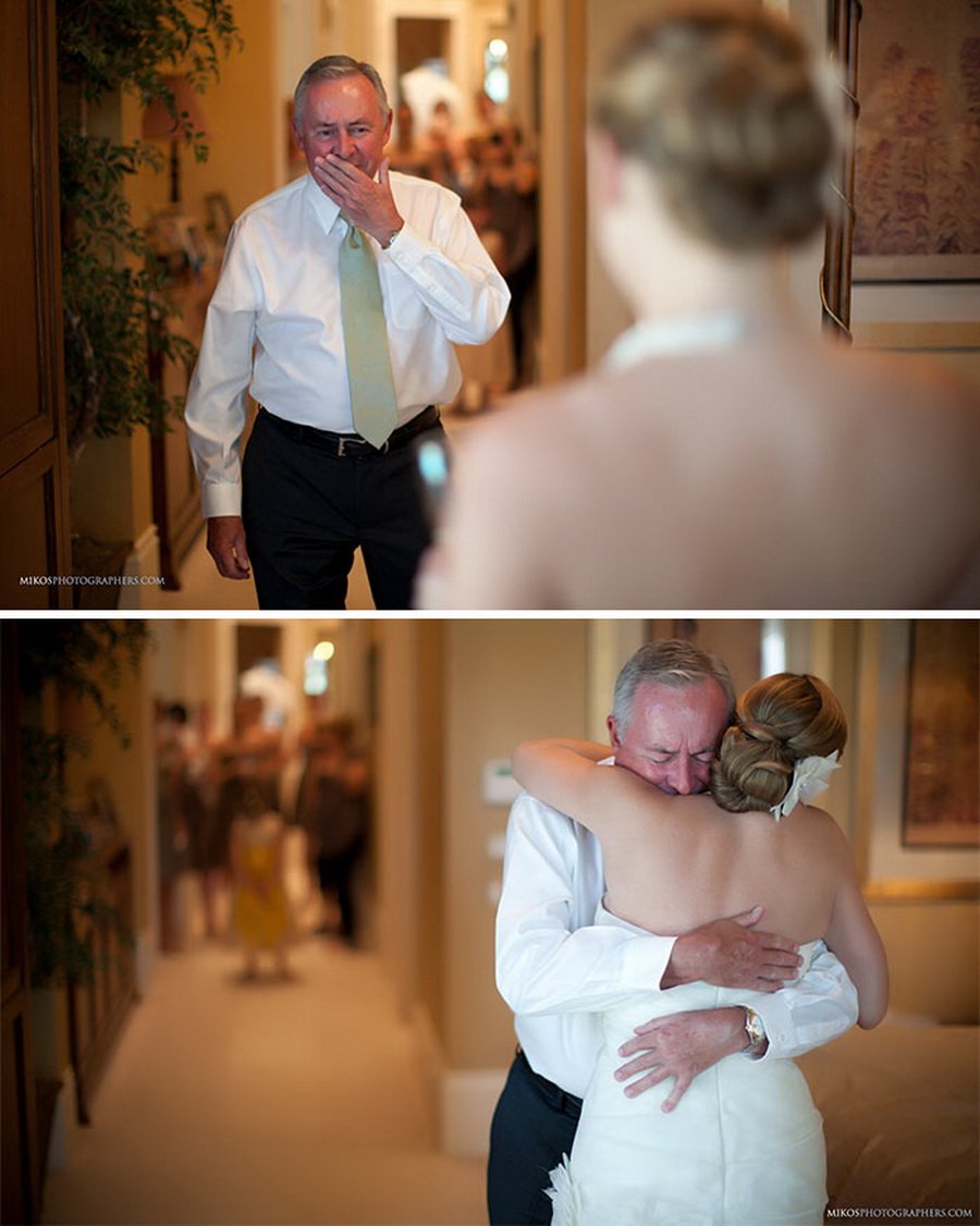 Папа заметил дочку. Отец на свадьбе. Отец невесты. Трогательный момент на свадьбе. Папа на свадьбе дочери.