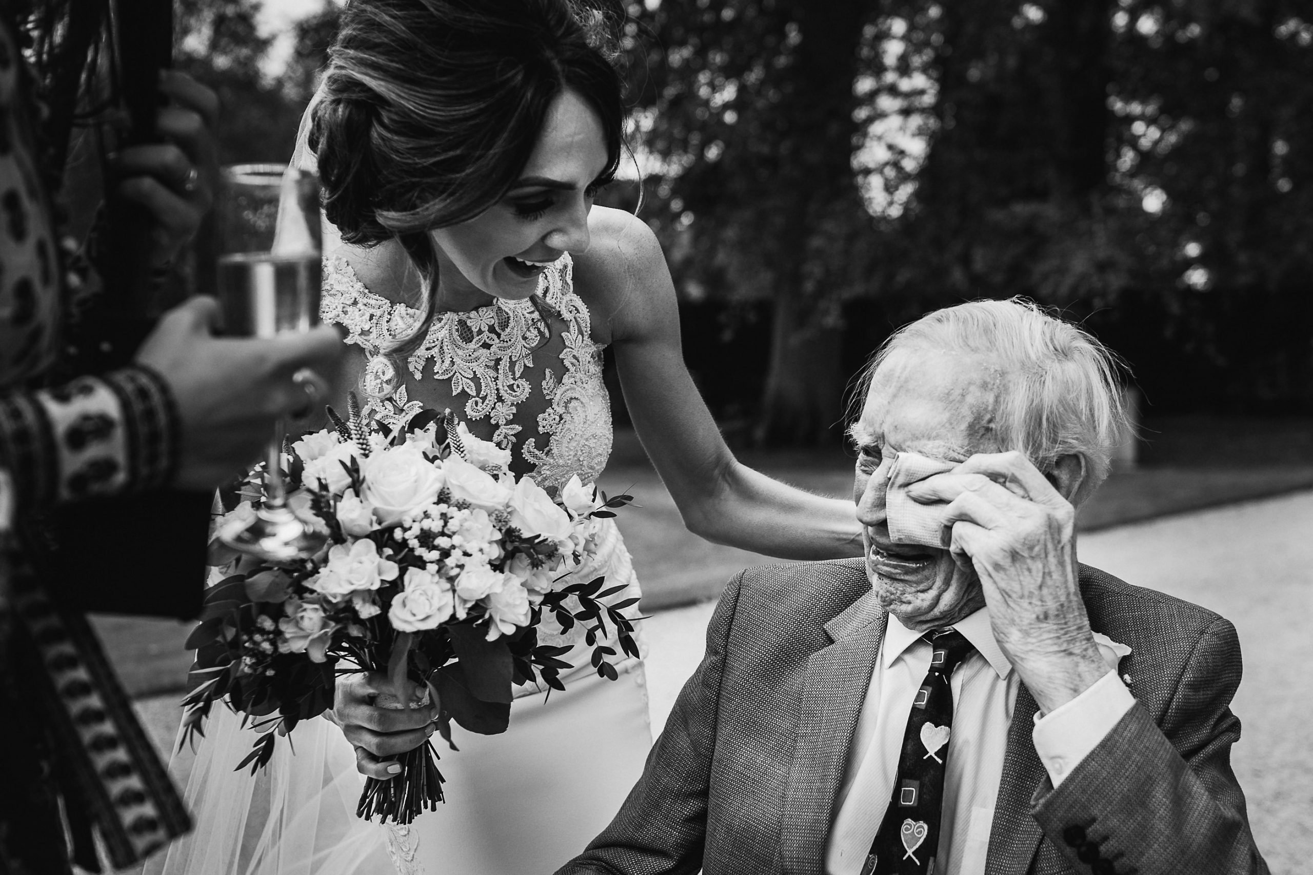 Отец и зрелая дочь. Трогательный момент. Трогательный момент на свадьбе. Трогательные фотографии. Очень трогательные фото.