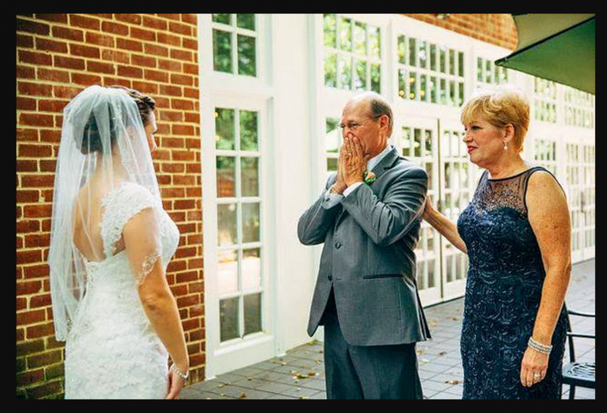 Папа дочку отдает. Невеста с родителями. Родители на свадьбе. Родители невесты на свадьбе. Отец невесты.