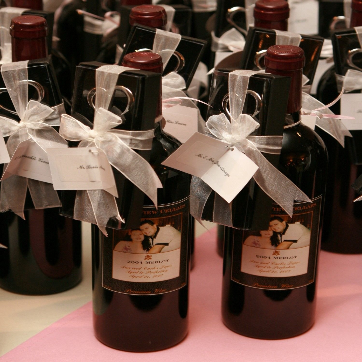Украсить вино. Подарки гостям на свадьбу. Подарочные бутылочки на свадьбу. Подарочное вино на свадьбу. Бутылка вина на свадьбу в подарок.