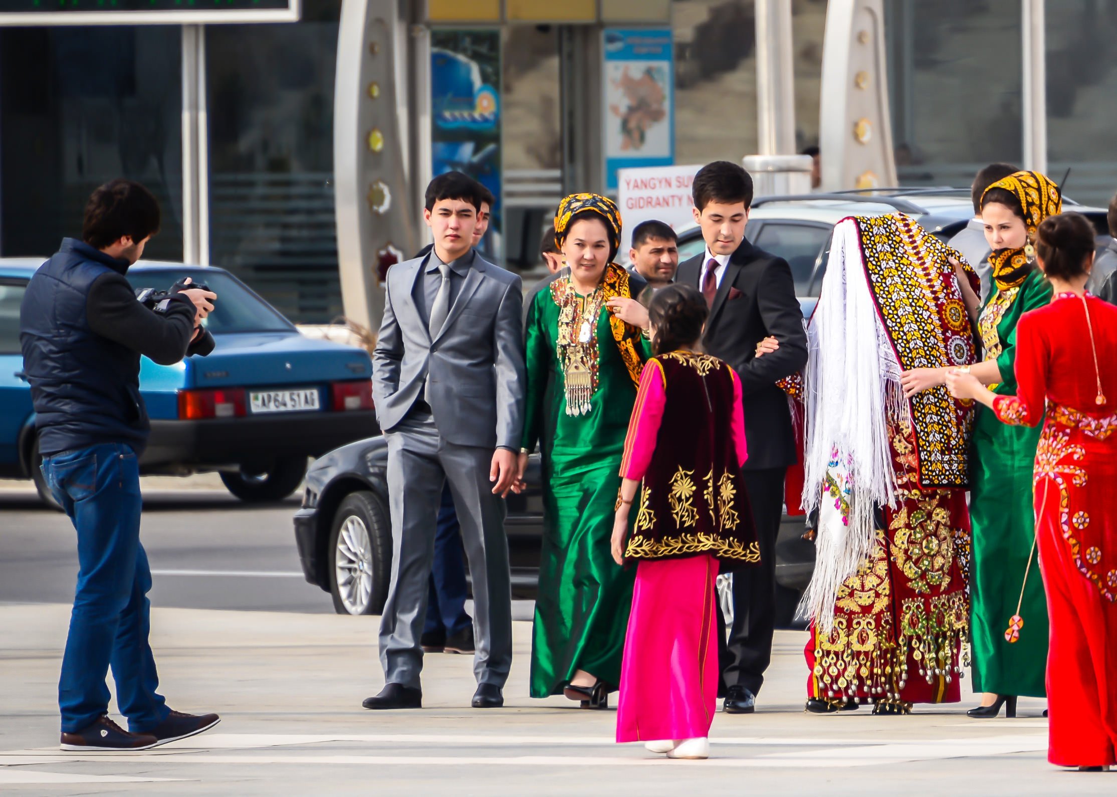 Таджики и туркмены. Современная Туркмения туркменки. Свадьба Ашхабадская туркменский. Туркменистан Toy yegenler. Дворец бракосочетания, Туркменабад, Туркменистан.