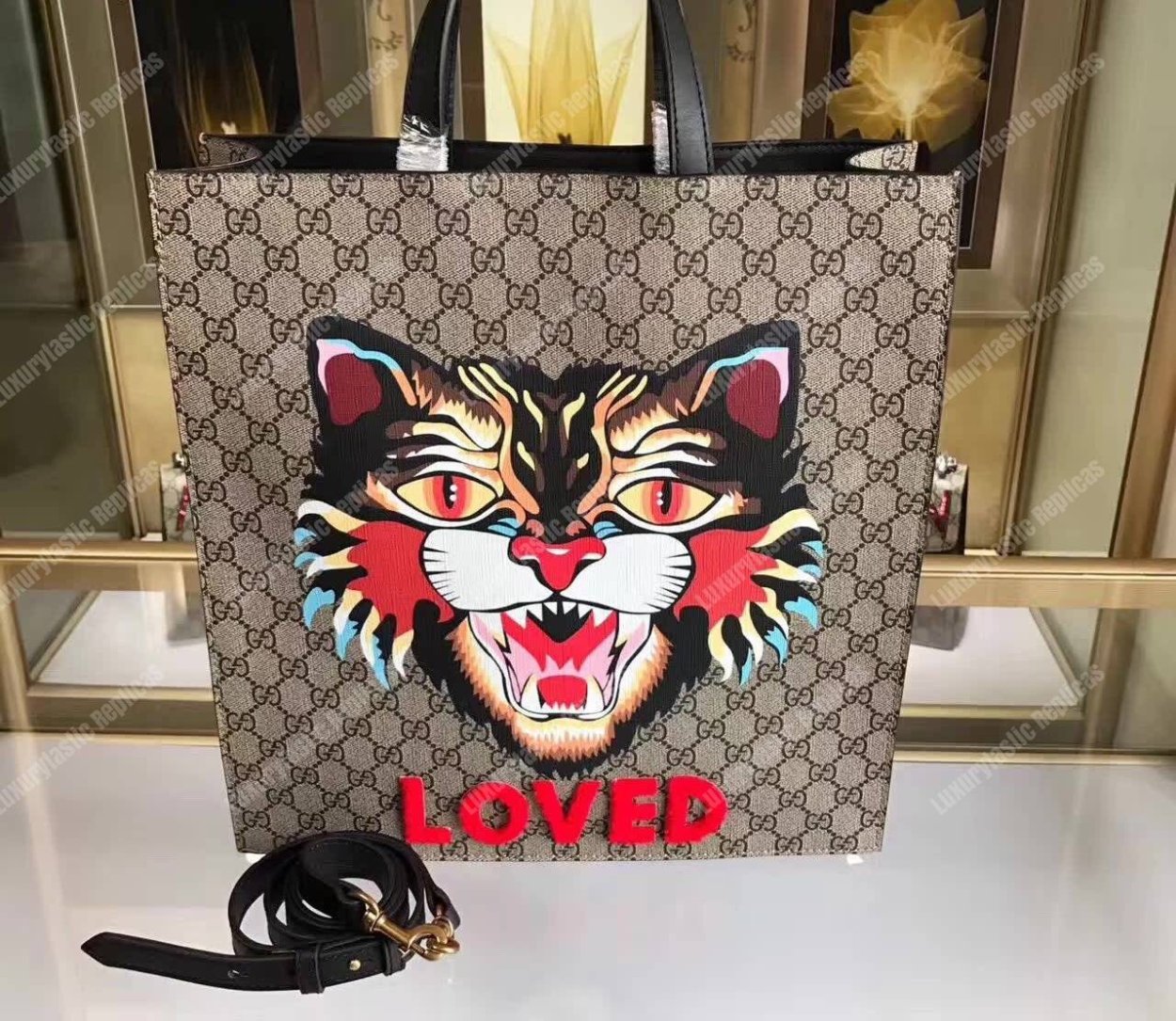 Раскраска модных аксессуаров Gucci
