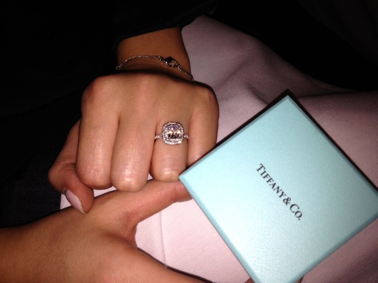 Cartier Love браслет на руке