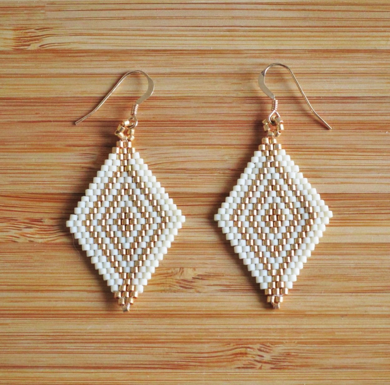 Серьги из бисера на девушке