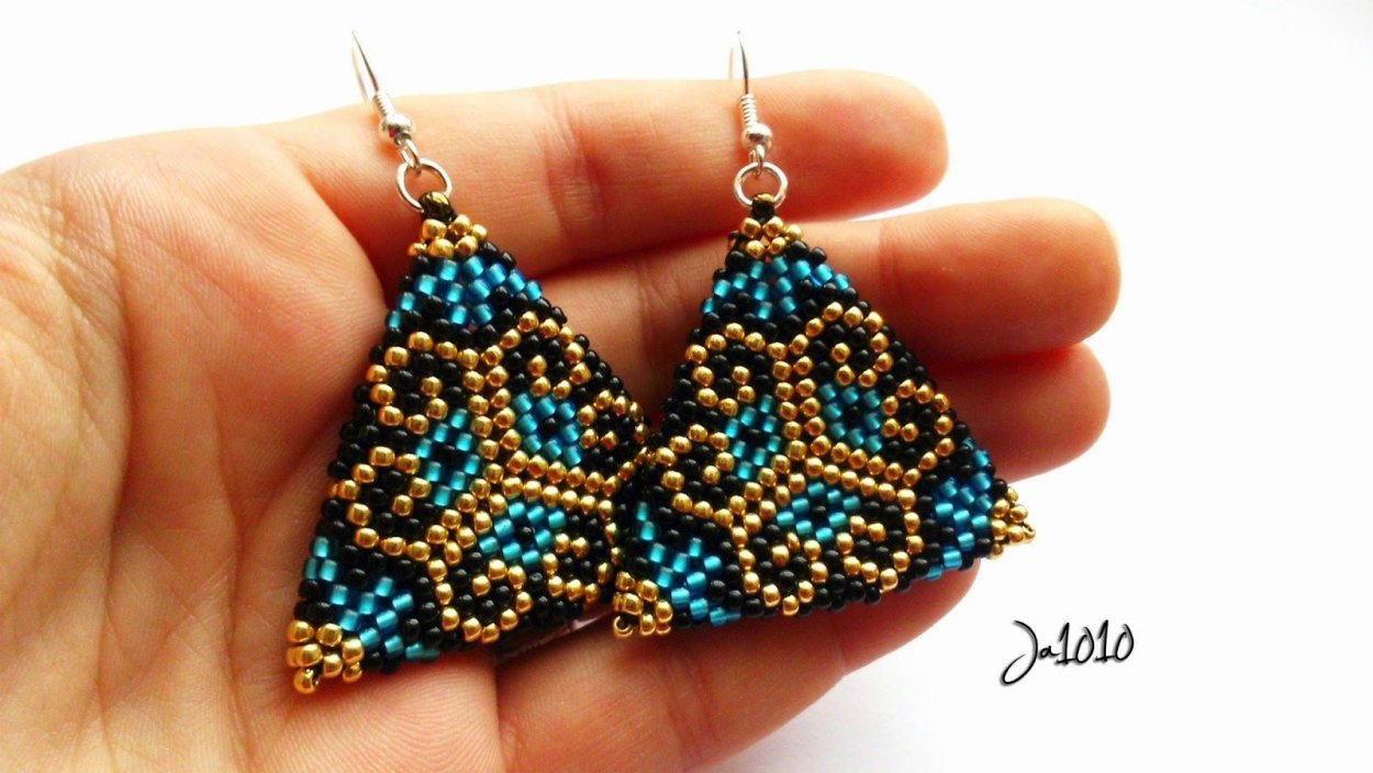 Серьги треугольники из бисера