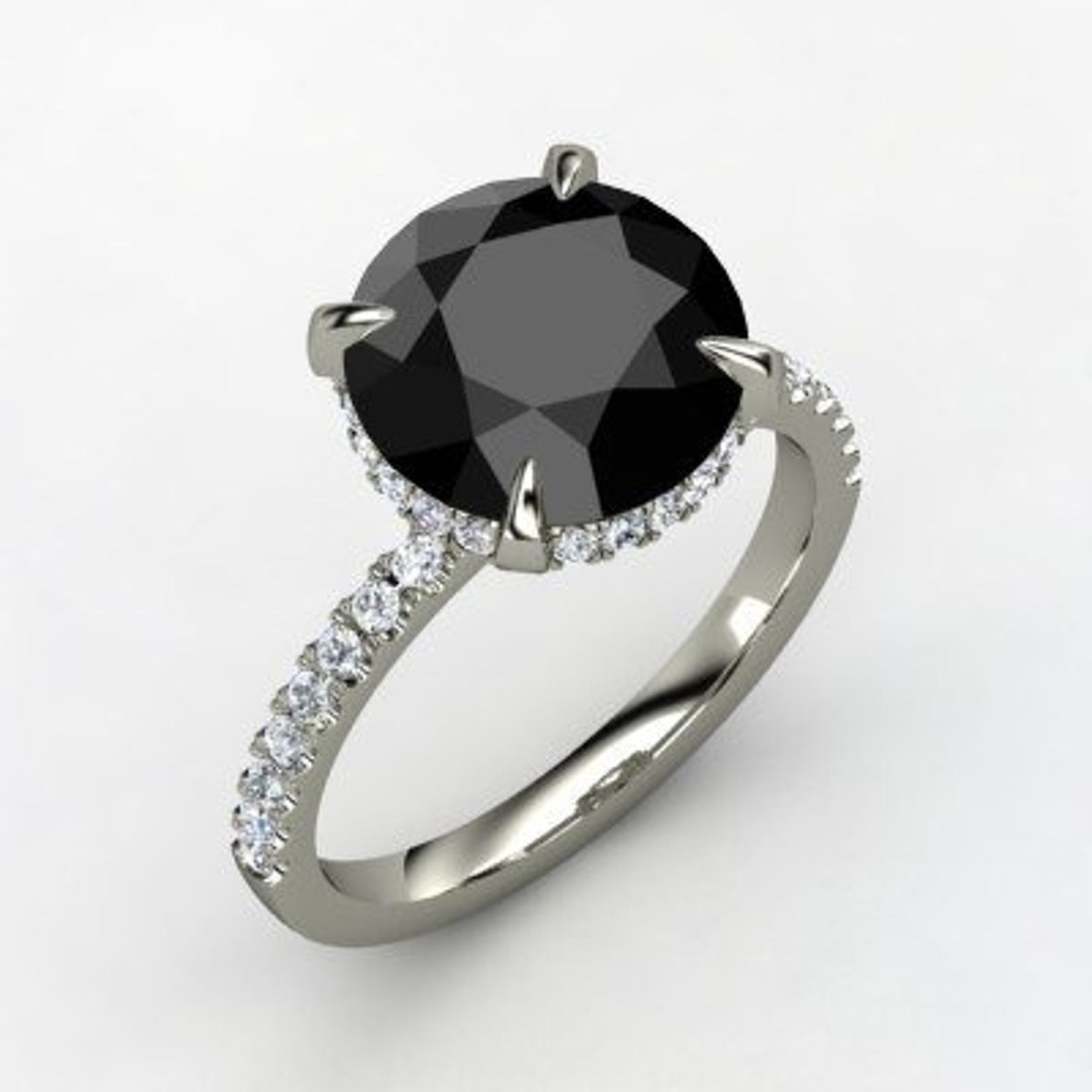 Кольцо с белыми и черными бриллиантами