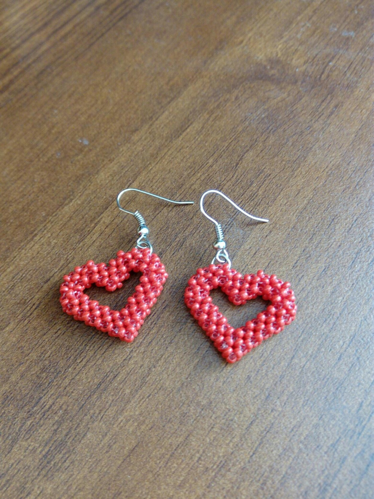 Серьги из бисера сердечки