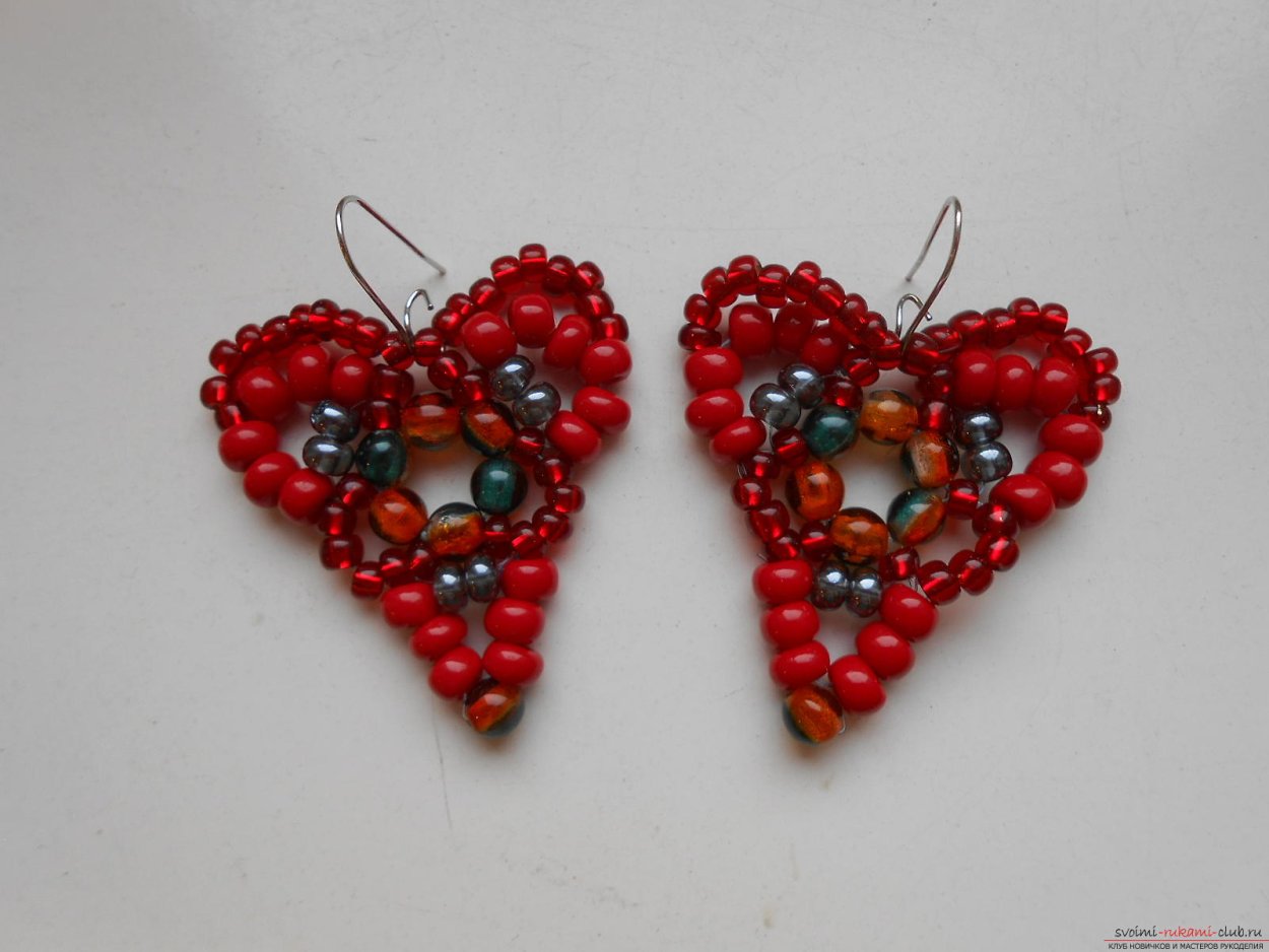 Сережки сердечки из бисера