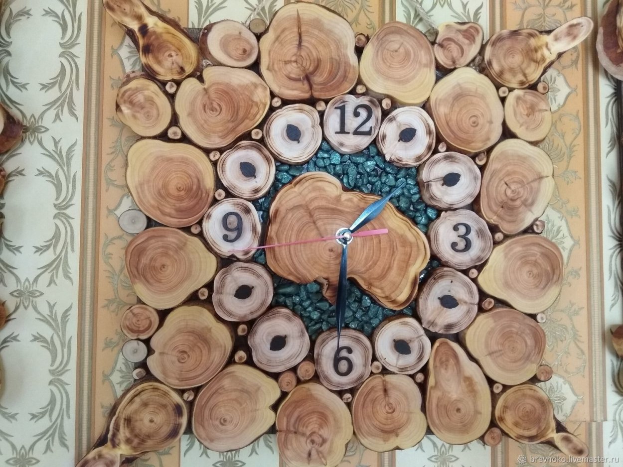 Часы из картона и среза дерева
