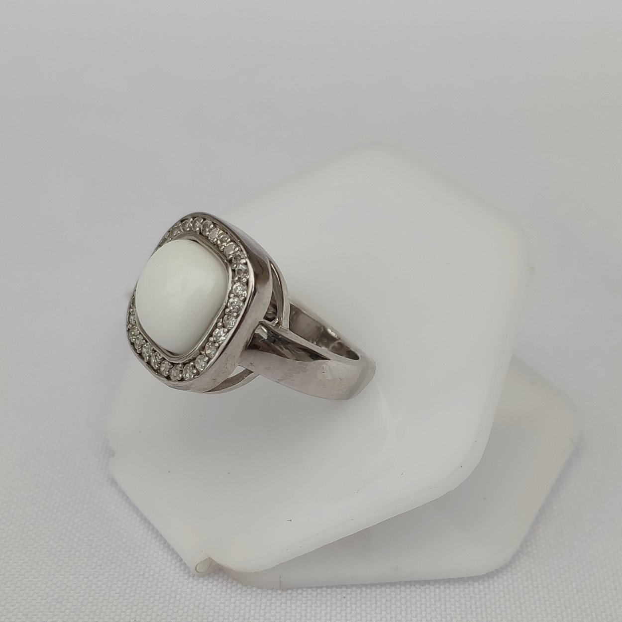 Серебряное кольцо с белым агатом