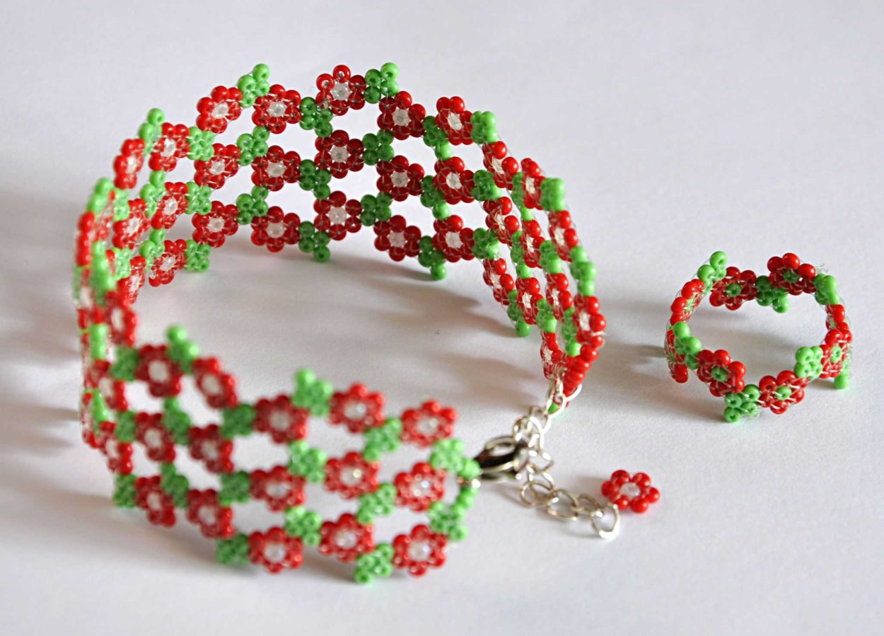 Сережки клубнички из бисера