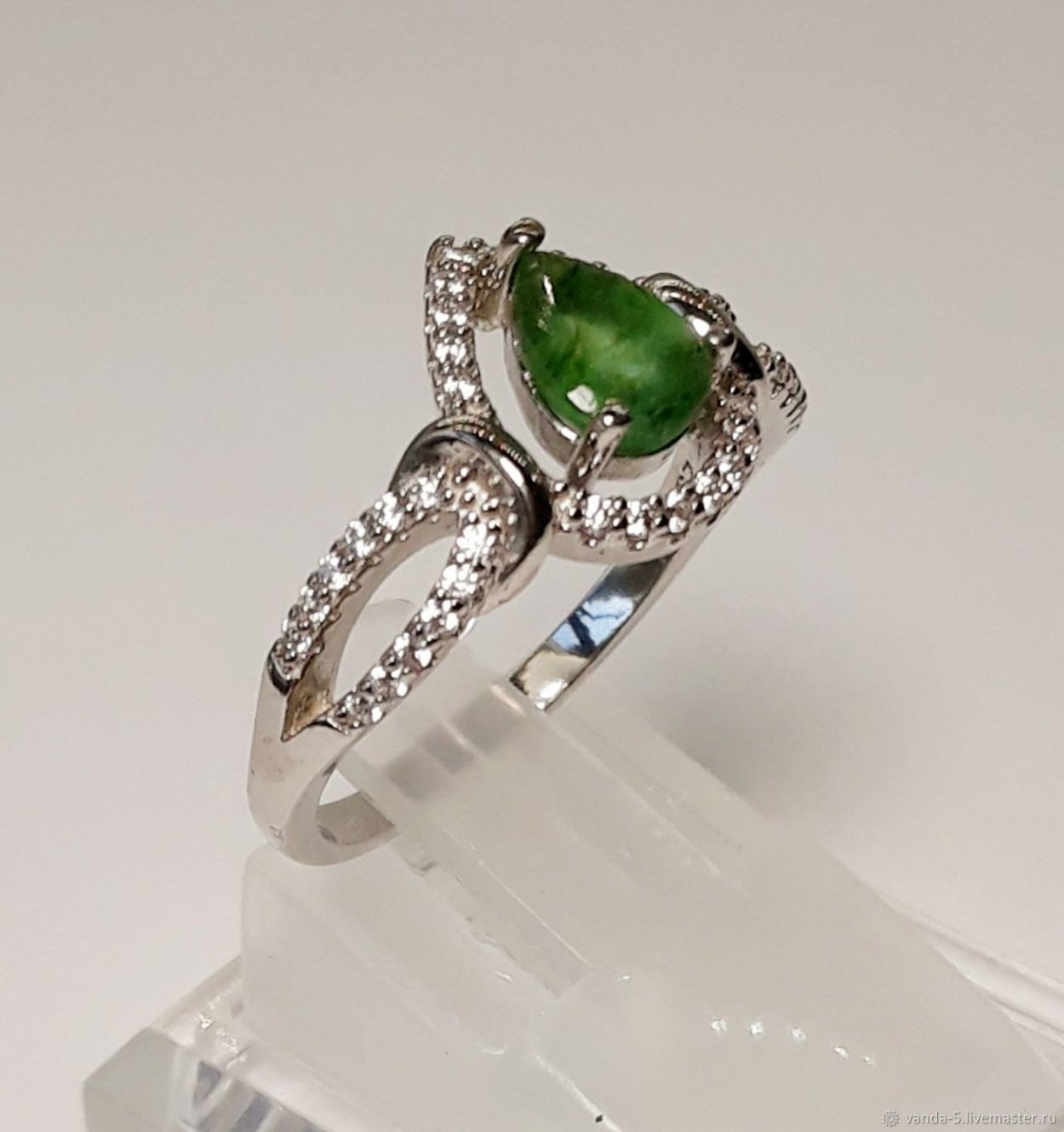 585 Серебро с изумрудом коь ца