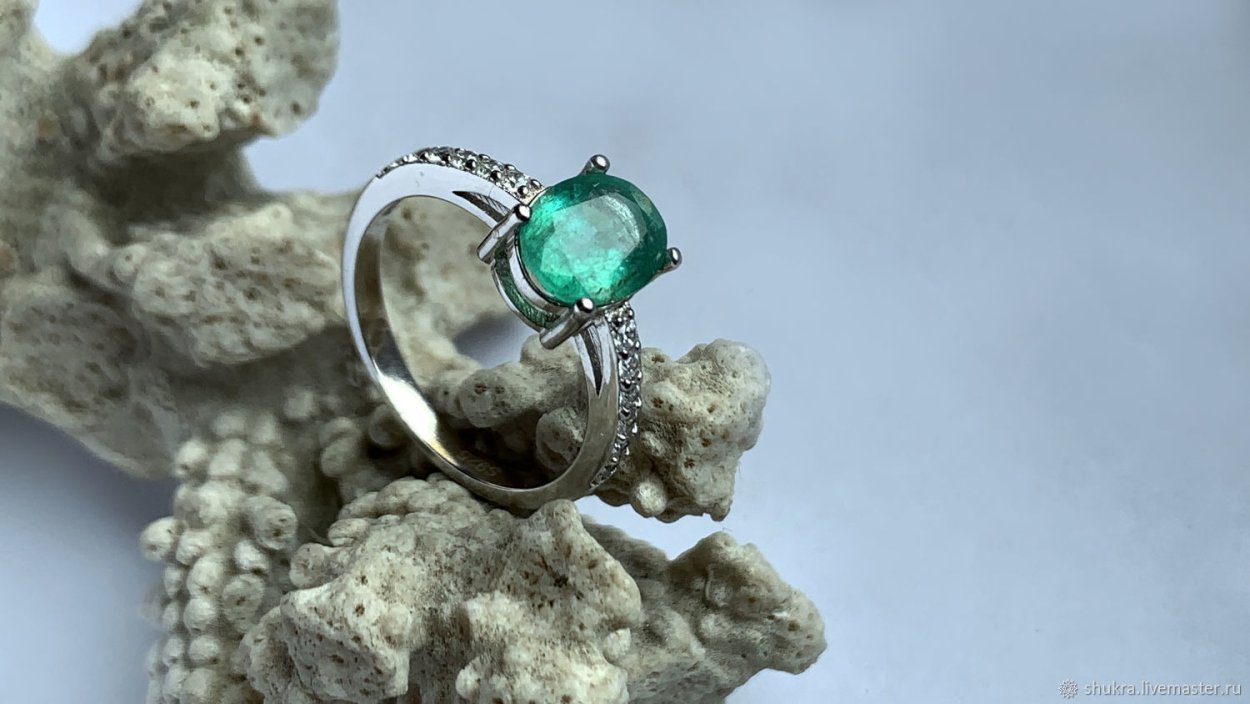 Tiffany кольцо с изумрудом