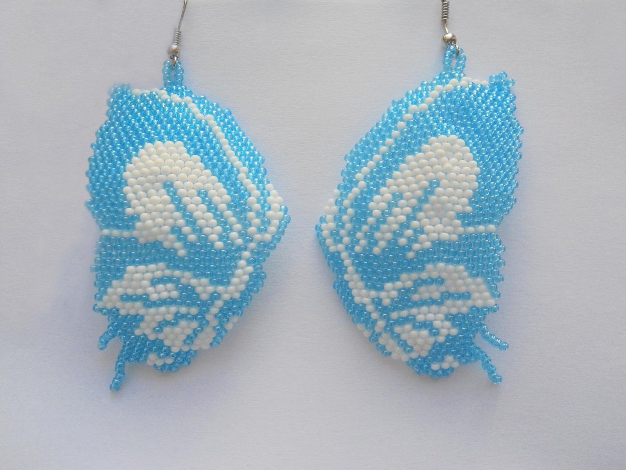 Серьги из бисера на девушке