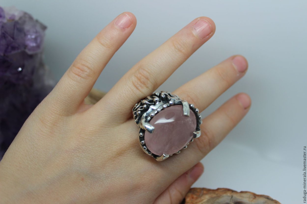 Серебряное кольцо с розовым камнем