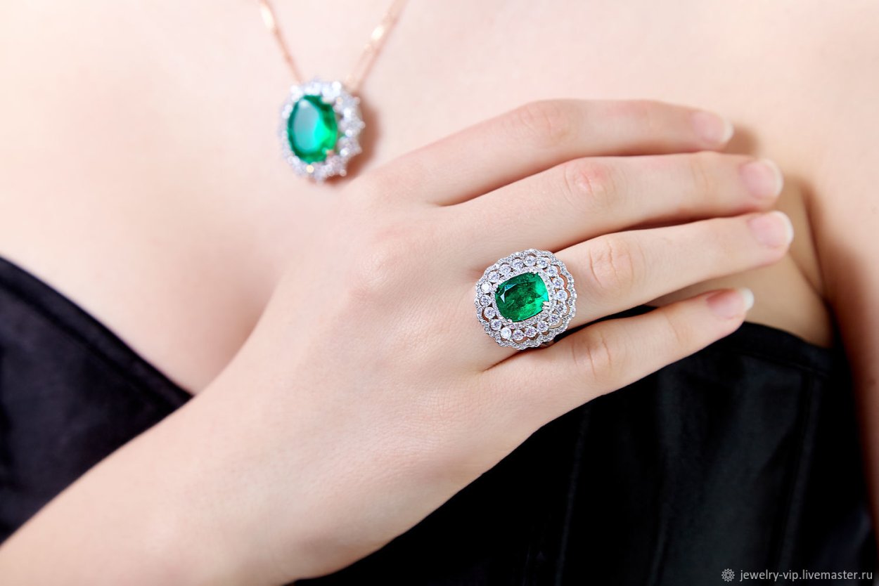 Серьги с зеленым камнем бижутерия