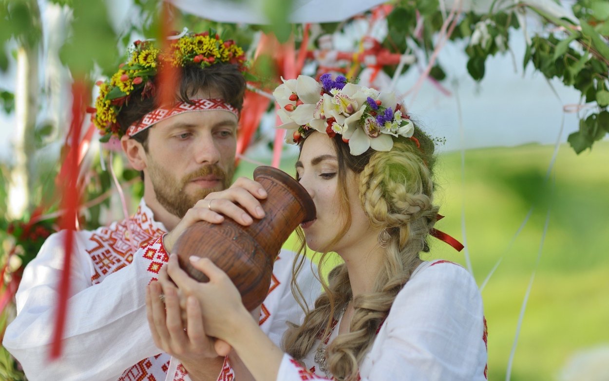 Ажурные обручальные кольца на руке