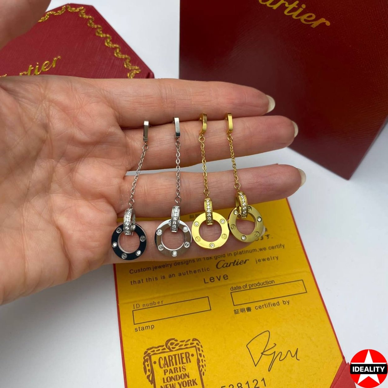 Cartier Тринити серьги в ушах