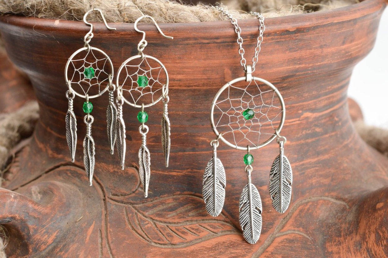 Сережки из проволоки с крупным камнем