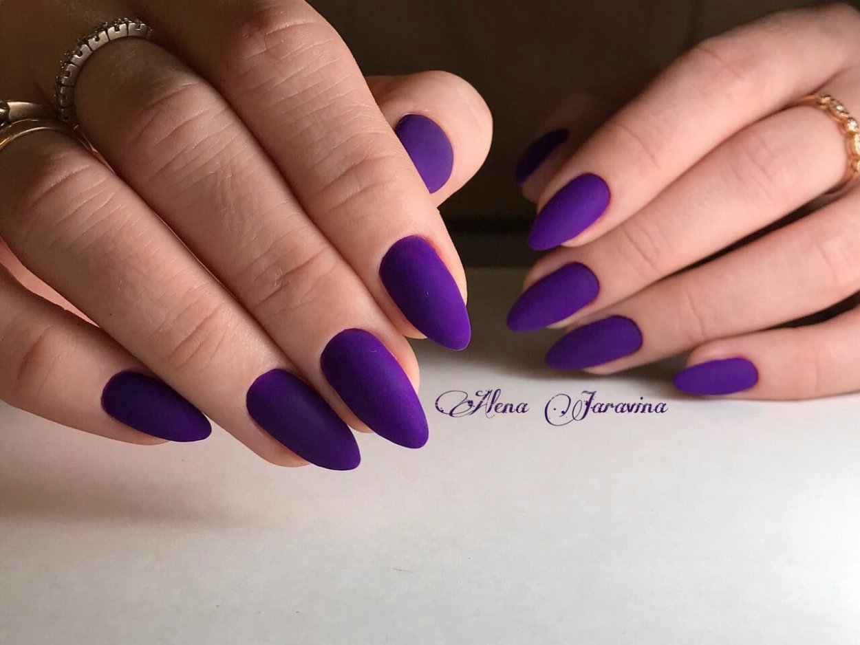 Фиолетовые матовые ногти миндаль