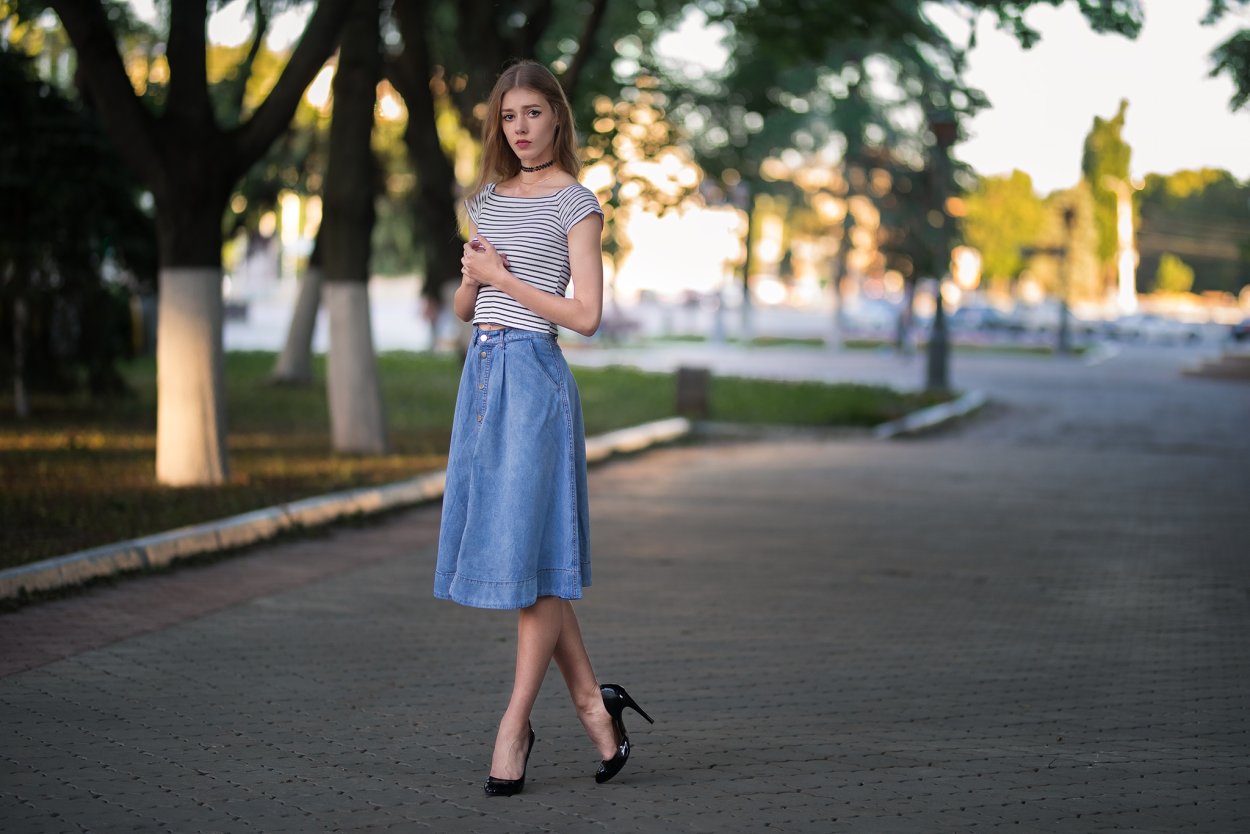 Девушка в джинсовой юбке на улице